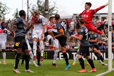 Trotz Niederlage an die Tabellenspitze