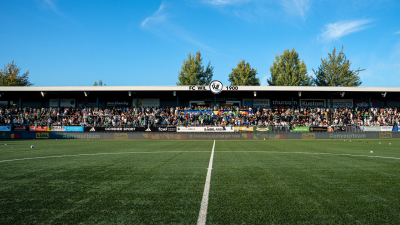 Vereinslogo prominent am Stadiondach